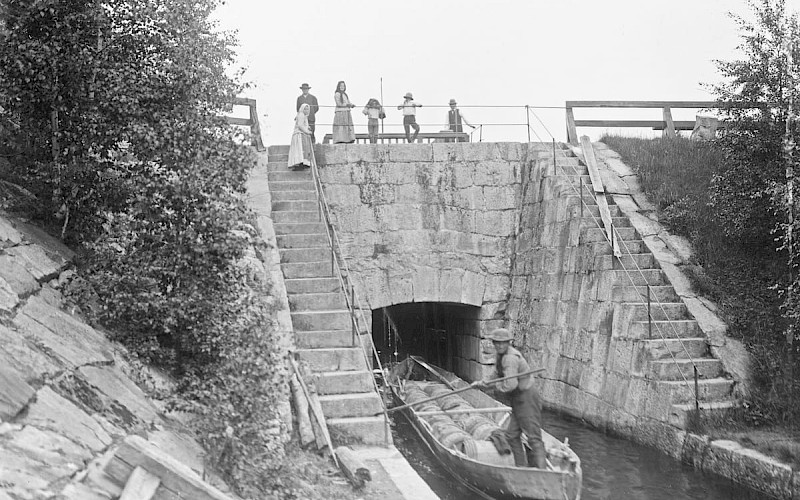 Tervavene Ämmäkosken sulun alakanavassa. Inha, I. K., kuvaaja, 1889, Museovirasto