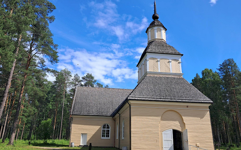 Paltamon seurakunnan vuonna 1726 valmistuneen kuvakirkon paanukatto uusittiin perinteisin menetelmin vuonna 1991. Kirkko sijaitsee Paltaniemellä. Kuva: MKN Itä-Suomi