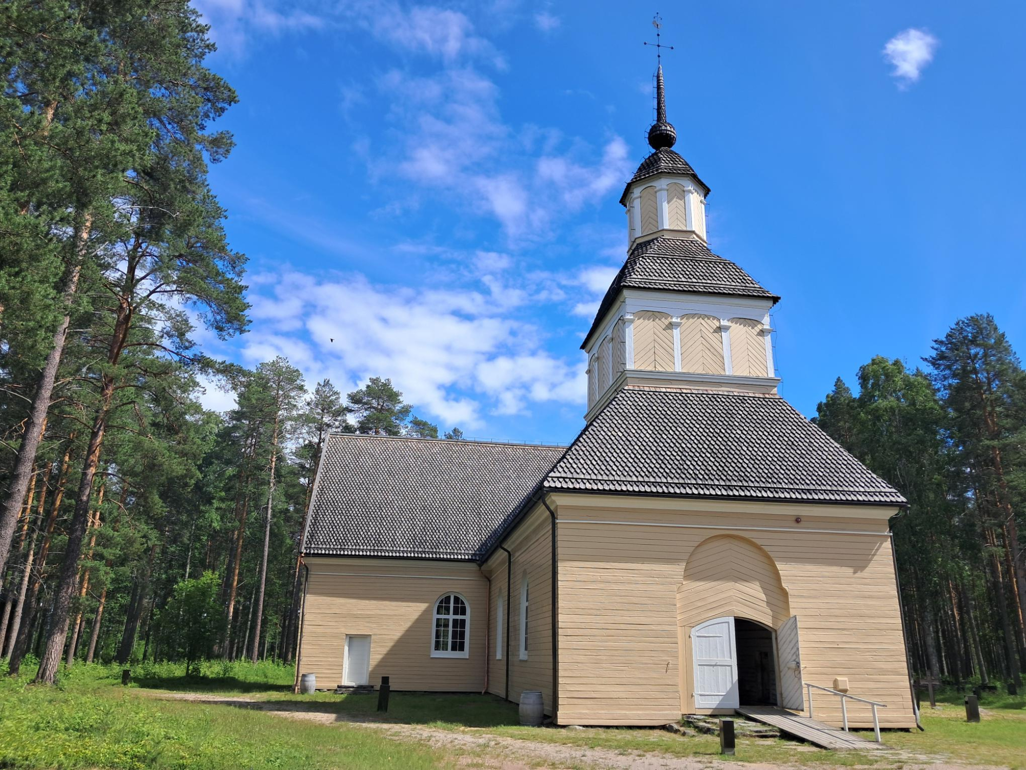 Paltamon seurakunnan vuonna 1726 valmistuneen kuvakirkon paanukatto uusittiin perinteisin menetelmin vuonna 1991. Kirkko sijaitsee Paltaniemellä. Kuva: MKN Itä-Suomi