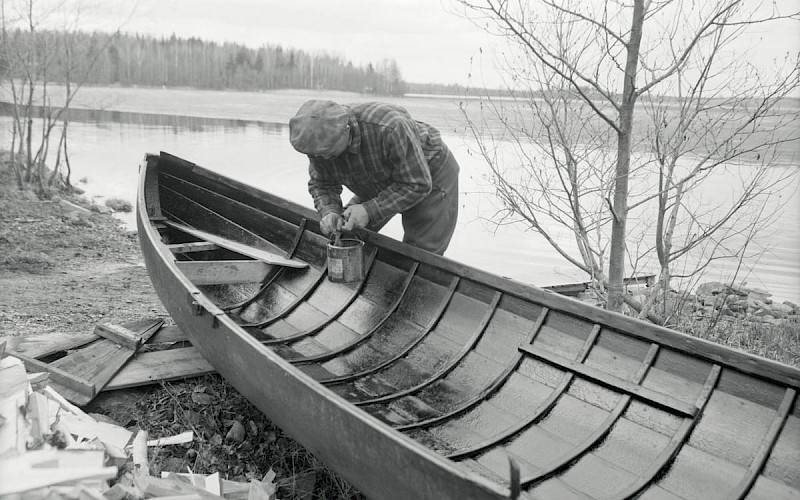 Kalastaja Toivo Saarinen tervaa venettään toukokuussa 1960. Voutilainen Erkki, kuvaaja 1960 Museovirasto